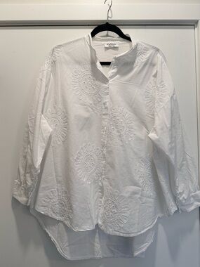 Avita White Cotton Label Top with Black Script